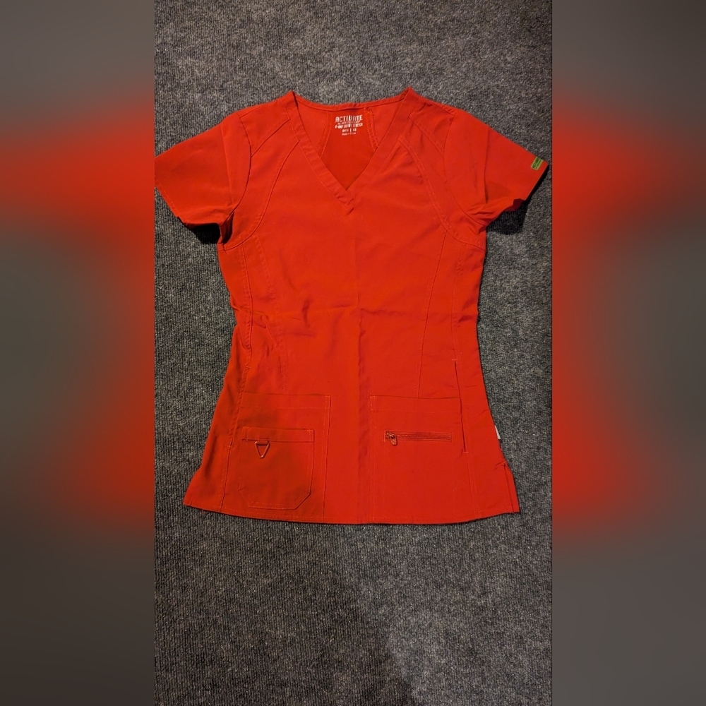 Activate scrub top XS red